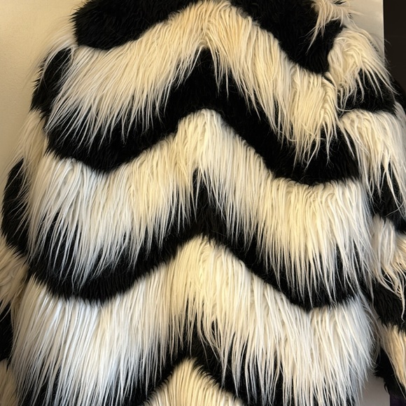 Faux Fur black and white lined coat size small - Picture 6 of 6